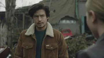 Veste Sherpa en daim marron portée par Jughead Jones (Cole Sprouse) dans les tenues de la série télévisée Riverdale (saison 5 épisode 11)