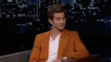 Chemise formelle blanche Des droits fondamentaux portée par Andrew Garfield comme on le voit dans Jimmy Kimmel Live! sur mars 16, 2022