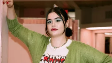 La camiseta de Los calambres usada por Kat Hernández (Barbie Ferreira) en el vestuario de la serie de televisión Euphoria (Temporada 2 Episodio 2)
