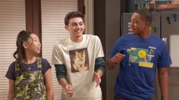 T-shirt Neil’s Ivory Cat porté par Neil (Felix Avitia) dans les tenues de la série télévisée Raven’s Home (saison 5 épisode 2)