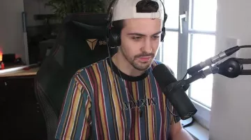 Le t-shirt rayé ASOS MMXIX (2019) porté par Joyca dans sa vidéo YouTube TOUT ÇA ÉTAIT RESTÉ CACHÉ ! (parfois c'est pas plus mal)