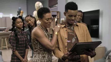 Vestido a cuadros de Ganni Seersucker usado por Ashley Banks (Akira Akbar) en Bel-Air (S01E08)