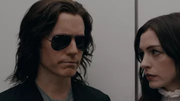 Lunettes de soleil Ray-Ban Black portées par Adam Neumann (Jared Leto) vues dans la série télévisée WeCrashed (S01E01)