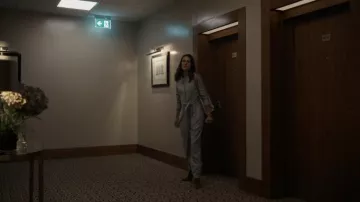 Equipement Leondrea Tie-Waist Grey Jumpsuit porté par Hélène (Camille Cottin) vu dans Killing Eve (S04E05)