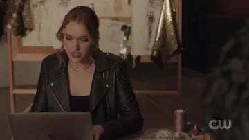 Veste en cuir IRO Ashville portée par Kirby Anders (Maddison Brown) telle que vue dans les tenues de la série télévisée Dynasty (saison 5 épisode 4)