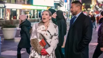 Manteau de fourrure de lapin porté par Kelsey Peters (Hilary Duff) tel que vu dans les tenues de la série télévisée Younger (saison 5 épisode 1)