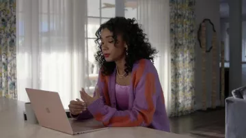 OBEY Pink Dexter Cardigan porté par Layla Keating (Greta Onieogou) tel que vu dans les tenues de la série télévisée américaine (S04E12)