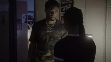 Eleven Paris Two Tone Camo Tee porté par Jessie 'JR' Raymond (Sylvester Powell) vu dans All American: Homecoming Outfits (Saison 1 Episode 5)