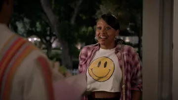 Smiley Face Crop Top porté par Olivia Lockhart (Katlyn Nichol) dans des tenues de série télévisée noires (Saison 8 Episode 9)