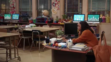 Baggu giant pocket tote bag of Janine Teagues (Quinta Brunson) as seen in Abbott Elementary (S01E10)