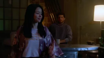 Camiseta de Aerie Beauty and Brains usada por Mariana Adams Foster (Cierra Ramirez) en la serie de televisión Good Trouble (Temporada 4 Episodio 3)
