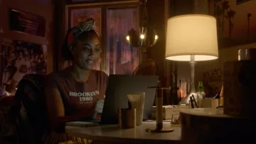Brooklyn 1980 Camiseta en granate usada por Malika Williams (Zuri Adele) en el vestuario de la serie de televisión Good Trouble (Temporada 4 Episodio 3)