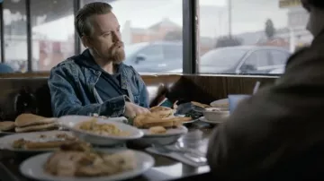 Solo miembros Denim Acid Wash Jacket usado por Boomer (David Hornsby) como se ve en los atuendos de la serie de televisión Good Girls (Temporada 3 Episodio 8)