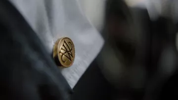 Boutons de manchette Wayne Gold portés par Bruce Wayne (Robert Pattinson) comme on le voit dans le film The Batman Outfits