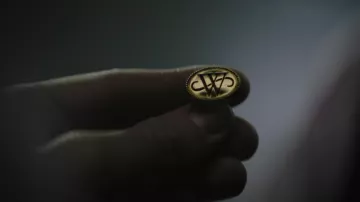 Wayne Gold Cufflink de Bruce Wayne (Robert Pattinson) vu dans le film The Batman
