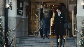 Nicholas Daley Stepping Razor Graphic Tee usado por Earnest 'Earn' Marks (Donald Glover) como se ve en el vestuario de la serie de televisión de Atlanta (S03E02)