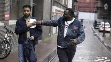 Veste en jean biologique Gucci Eco portée par Alfred 'Paper Boi' Miles (Brian Tyree Henry) vue dans l’émission de télévision d’Atlanta (S03E02)