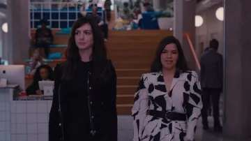 Isabel Marant Atoae vestido midi de seda elástica con estampado geométrico en blanco y negro usado por Elishia Kennedy (America Ferrera) en WeCrashed (S01E04)