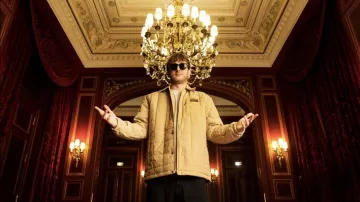 La veste Adidas beige portée par Vald dans la vidéo YouTube Pas deux fois | Deezer Sessions, Paris