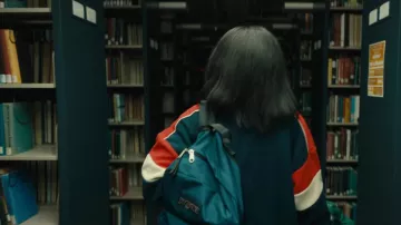 Jansport Backpack en bleu porté par Jasmine Moore (Zoe Renee) comme vu dans le film Master