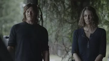 St. John Henley Rib Knit Top usado por Maggie Rhee (Lauren Cohan) como se ve en The Walking Dead Outfits (S11E15)