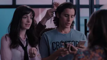 Creator T-shirt imprimé porté par Adam Neumann (Jared Leto) vu dans la garde-robe de la série télévisée WeCrashed (Saison 1 Episode 4)