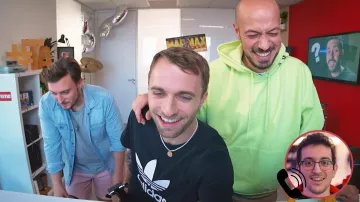 Le collier en perles de Squeezie dans la vidéo YouTube On appelle des gens au hasard de McFly & Carlito feat. Squeezie contre-attaque