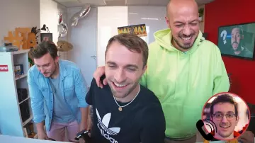 Le collier en perles de Squeezie dans la vidéo YouTube On appelle des gens au hasard de McFly & Carlito feat. Squeezie contre-attaque