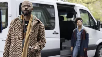 Manteau de laine à rayures Gucci GG porté par Darius (Lakeith Stanfield) tel que vu dans la série télévisée Atlanta (Saison 3 Episode 2)
