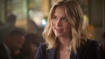 Le collier demi-lune porté par Guinevere Beck (Elizabeth Lail) dans la série You (S01E01)