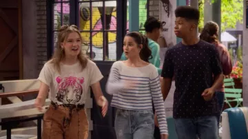 Tiger Bolt Graphic Tee porté par Presley (Jayden Bartels) dans la série télévisée Side Hustle (S02E11)