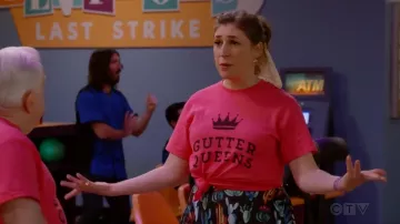 T-shirt Gutter Queens porté par Kat (Mayim Bialik) dans la garde-robe de la série télévisée Call Me Kat (saison 2 épisode 13)