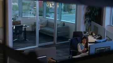 Sunday Best Winston Cropped Vest bleu porté par Mariana Adams Foster (Cierra Ramirez) comme on le voit dans les tenues de l’émission good trouble (S04E04)