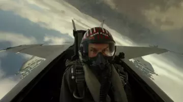 Летный шлем, который носил Маверик (Том Круз), в фильме Top Gun: Maverick