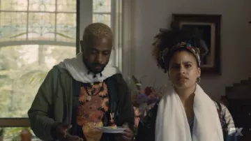 Jarrón de girasoles Camiseta impresa usada por Darius (Lakeith Stanfield) como se ve en los atuendos de los programas de televisión de Atlanta (S03E02)