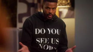 « DO YOU SEE US NOW? » sweat à capuche noir porté par Aaron Jackson (Trevor Jackson) dans des tenues de série télévisée adultes (saison 4 épisode 11)