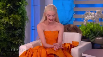 La robe orange Oscar de La Renta portée par Anya Taylor-Joy dans l'émission The El­len De­Ge­neres Show