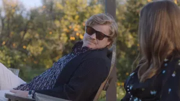 Gafas de sol usadas por el CEO (Jesse Plemons) en los atuendos de las películas Windfall
