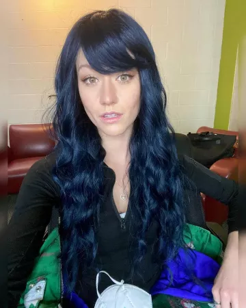 La chaqueta verde estampada diesel y el top caqui de manga larga que lleva Katherine McNamara en su cuenta de Instagram @kat.mcnamara