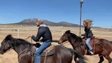 Los jeans y la chaqueta que lleva a caballo Katherine McNamara en su cuenta de Instagram @kat.mcnamara