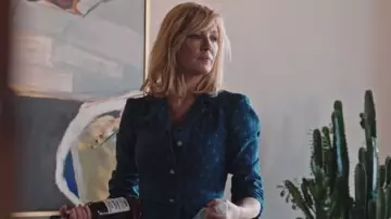 La robe chemise Intermix portée par Beth Dutton (Kelly Reilly) dans la série Yellowstone (Saison 3 Épisode 10)