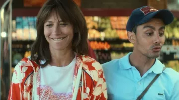 La chaqueta de seda de Gucci con estampado floral y bolsillos laterales de Lisa (Sophie Marceau) en la película I Love America