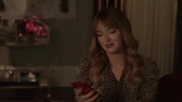 Cadre Gillian Leopard Print Silk Top In Leopard Multi porté par Kirby Anders (Maddison Brown) vu dans la garde-robe de la série télévisée Dynasty (Saison 5 Episode 6)