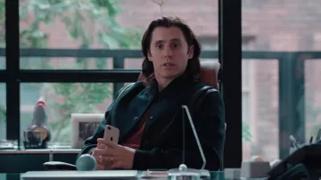 Chaqueta de lana Saint Laurent Varsity en negro usada por Adam Neumann (Jared Leto) como se ve en WeCrashed (S01E05)