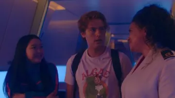 Algues il pousse sur votre t-shirt en blanc porté par Walt (Cole Sprouse) dans le film Moonshot