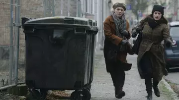 Manteau à carreaux porté par Vivian (Anna Chlumsky) vu dans Inventing Anna Outfits (saison 1 épisode 8)