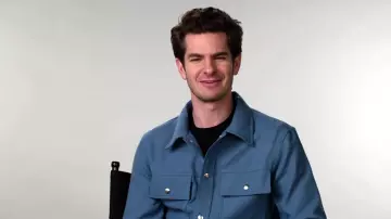 Las camisas azules de Sandro usadas por Andrew Garfield en Andrew Garfield responden a las preguntas más buscadas de la web | Video de YouTube con CABLE