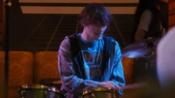 T-shirt câlins et parfois drogue porté par Clay Moss (Noah Urrea) dans le film Metal Lords