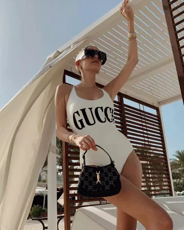Gucci Ivory Cross Back Logo Maillot de bain porté par Leonie Hanne sur son compte Instagram @leoniehanne