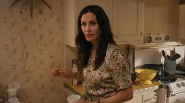 Robe imprimée florale Sandro portée par Patricia 'Pat' Phelps (Courteney Cox) vue dans la garde-robe de la série télévisée Shining Vale (saison 1 épisode 6)